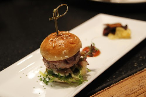 Aker con el pintxo "Pearl Harbour" en el IV Concurso Pintxos de Cine CineGourland