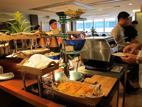 discovery suites restaurant 5