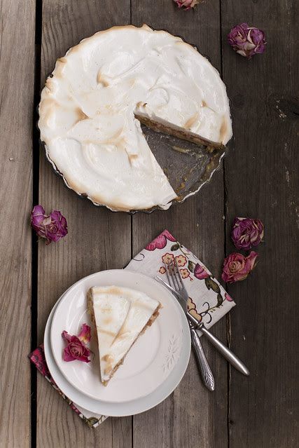 Beseekattega rabarbrikook / Rhubarb meringue cake