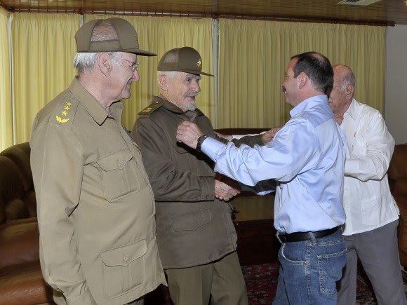 Fernado González saluda al Comandante de la Revolución Ramiro Valdez y otros dirigentes de la Revolución.