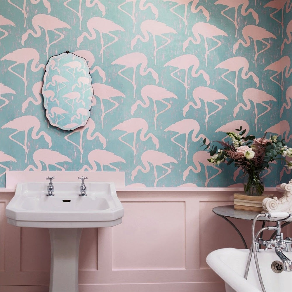 Giấy dán tường với họa tiết sinh động giúp cân bằng bảng màu cho phòng tắm màu hồng pastel chủ đạo.