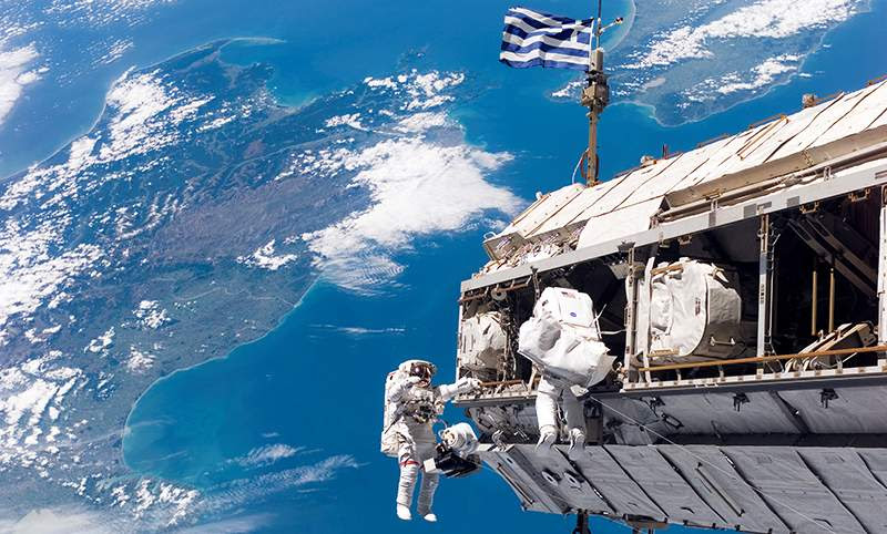 Ρίγη συγκίνησης: Αστροναύτες κρέμασαν τεράστια ελληνική σημαία στον διεθνή διαστημικό σταθμό