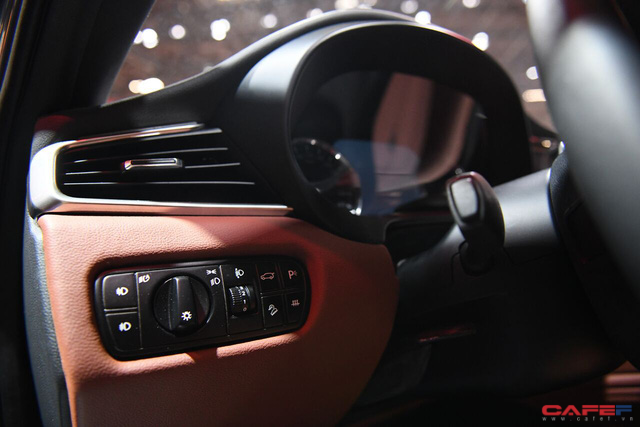 HOT: Cận cảnh chi tiết ngoại - nội thất của 2 mẫu xe VinFast LUX A2.0 vừa ra mắt hoành tráng tại Paris Motor Show 2018 - Ảnh 14.