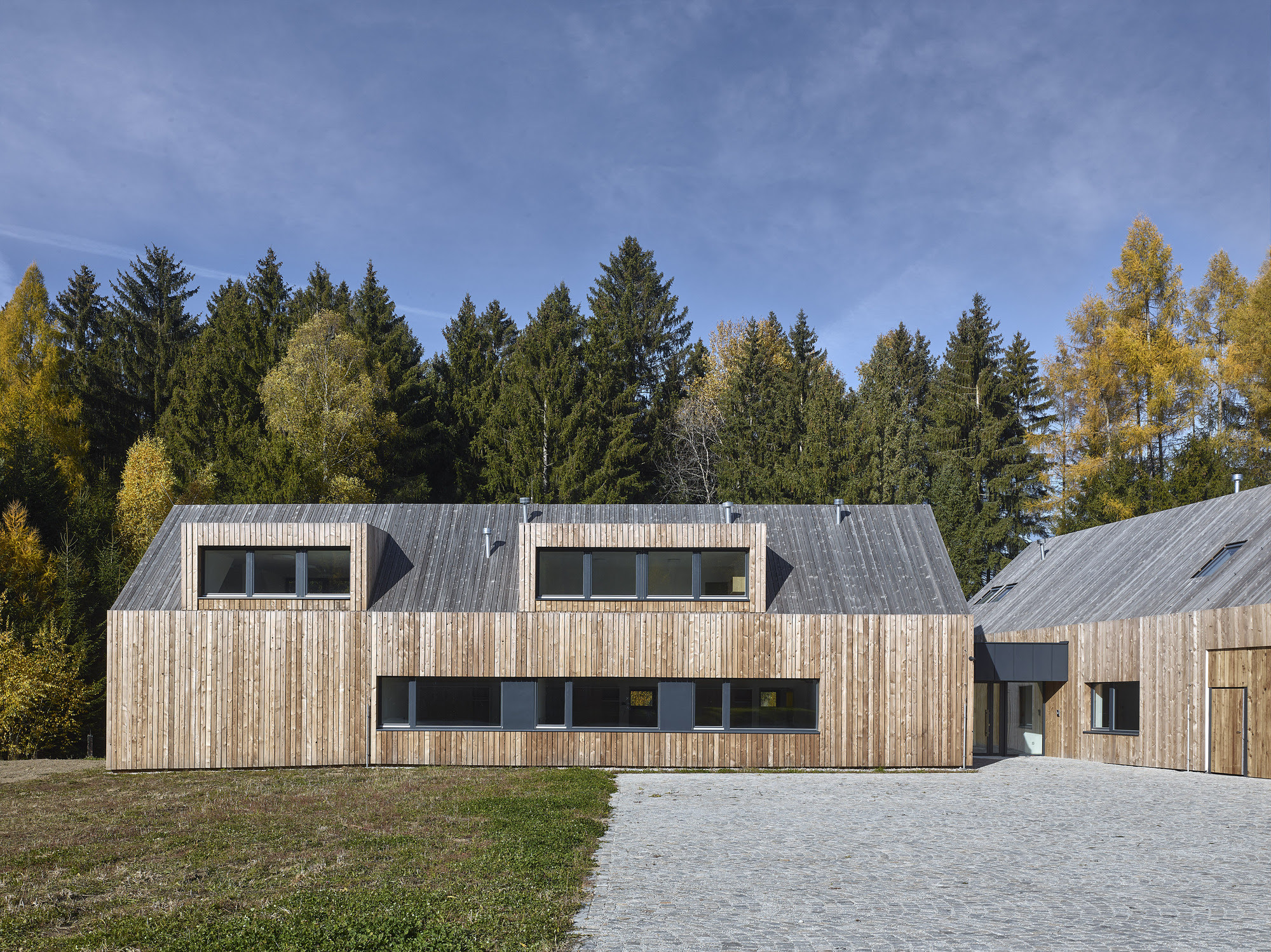 Forestry Pacov Administration Lodge / 20-20 Architects + Vyšehrad Atelier