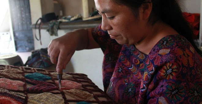 Con las ganancias de las alfombras, Glendy Mendoza ha podido mejorar su casa y alimentar a sus hijos. - PABLO L. OROSA