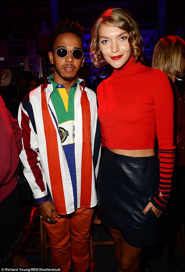 Vermelho quente! Lewis também alcançou o Arizona Muse (L), que atordoou em um top vermelho brilhante e uma saia de couro