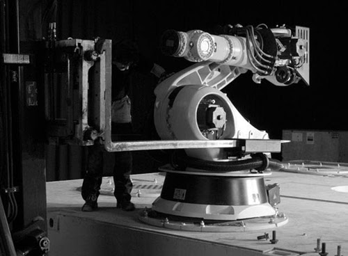 3OUTRACE_100729_ROBOTMOUNTING_01