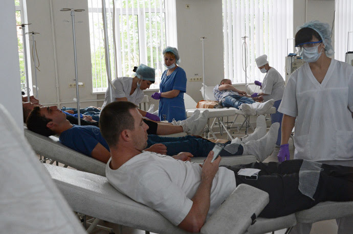 People donate blood for those injured in clashes between the Kiev forces and the self-defense in Donetsk on May 27, 2014. (RIA Novosti / Natalia Seliverstova)