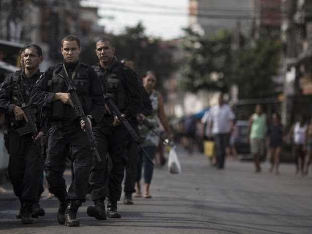 Policiais do Bope andam pelas ruas do complexo da Maré no Rio de Janeiro (Foto: Felipe Dana/AP) Policiais do Bope andam pelas ruas do complexo da Maré no Rio de Janeiro (Foto: Felipe Dana/AP)