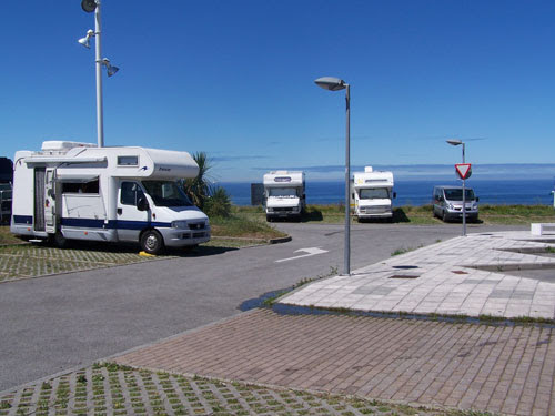 En Navarra y más concretamente en la “Comarca de Urbasa Estella” son varios los ayuntamientos que están habilitando zonas específicas de aparcamiento,  para que las Autocaravanas que vengan a visitar  la Comunidad Foral.