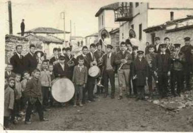 Κάλαντα Πρωτοχρονιάς 1964 Μουσικοδιδάσκαλος Φάκας Θ, Πηγή Αρχείο Φάκα Θ. (www.protiserron.gr)