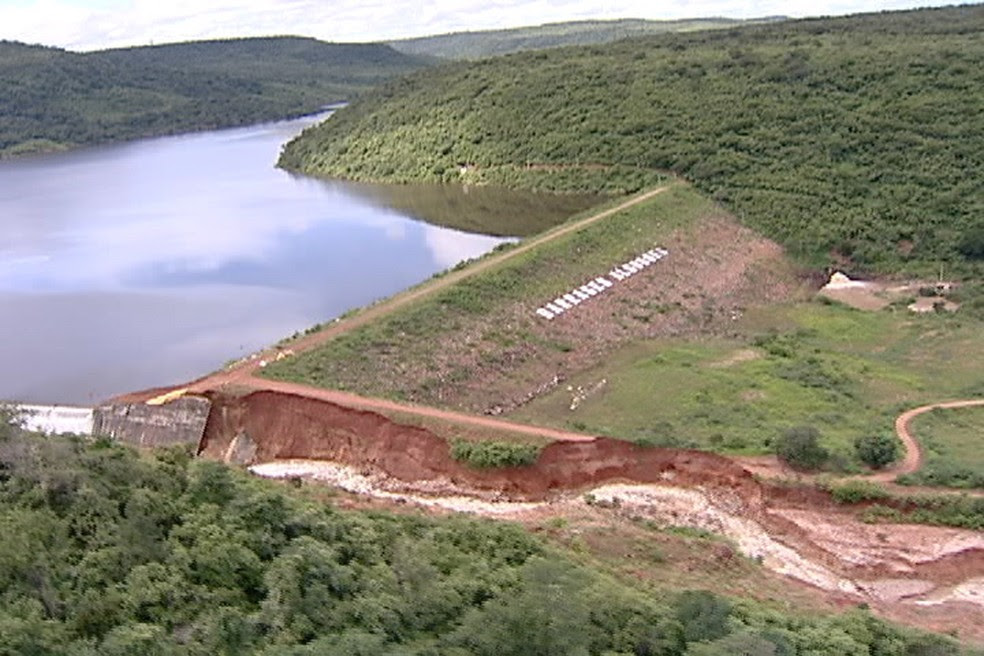 Imagem mostra a Barragem Algodões dias antes de romper, no Piauí (Foto: Magno Bonfin/TV Clube)