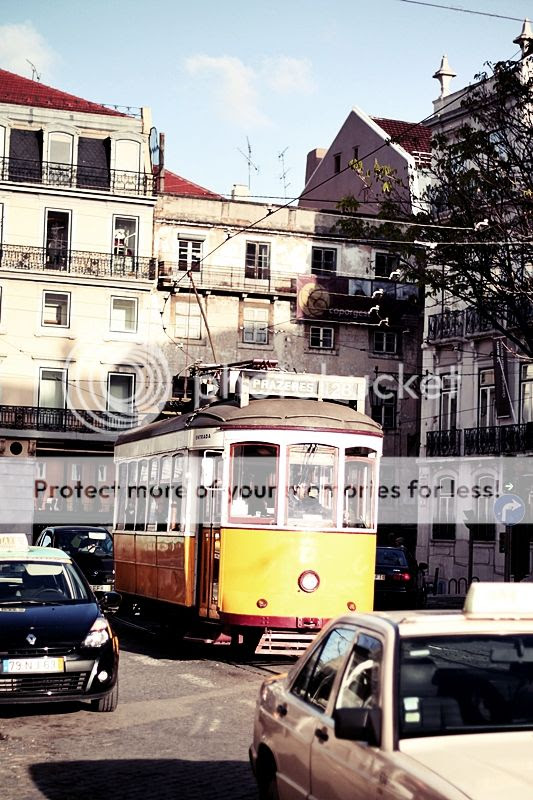 photo ELECTRICO_28_TRAM_STRASSENBAHN_LISSABON_TRIP_KURZURLAUB_LISBON_LISBOA_PORTUGAL_GUIDE_BLOG_BAIXA_CHIADO_STREET_STRASSE_VERKEH_zps3443fdec.jpg