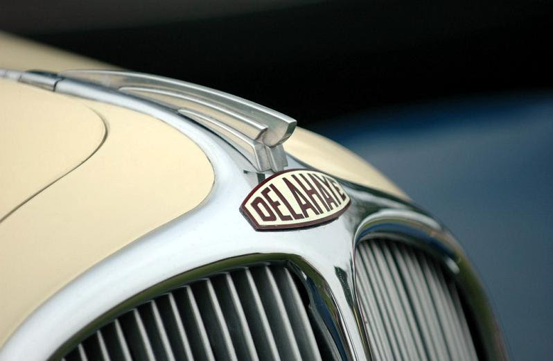 delahaye-emblem-closeup delahaye-emblem-closeup