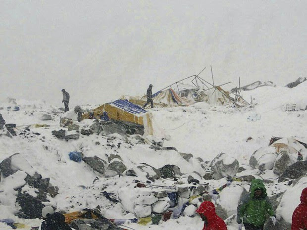 Terremoto provocou avalanche no monte Everest (Foto: Azim Afif via AP) Terremoto provocou avalanche no monte Everest (Foto: Azim Afif via AP)