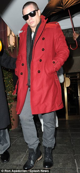 http://i.dailymail.co.uk/i/pix/2012/01/31/article-2093905-11867D55000005DC-87_306x663.jpg