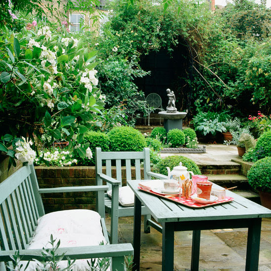 Garden ideas | Garden furniture | Garden bench | Painted garden