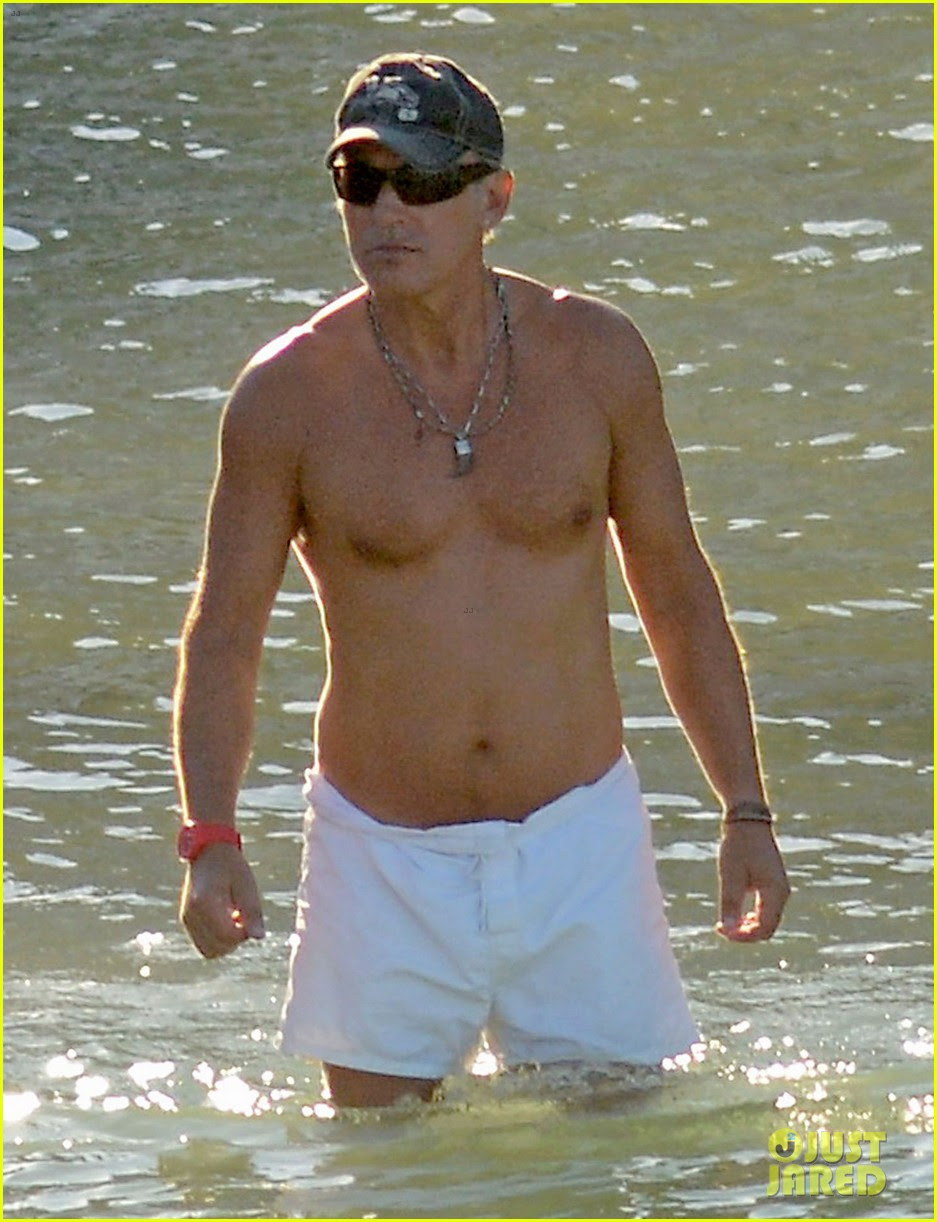 bruce springsteen goes shirtless shows off fit body in spain 14