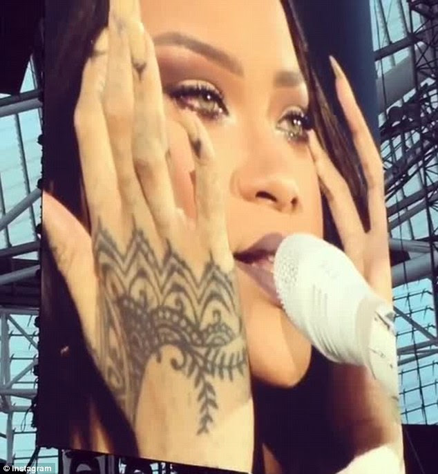 Trazendo de volta memórias? Rihanna enxugou as lágrimas de seus olhos enquanto ela cantava