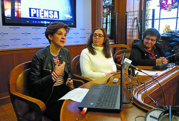 Eunate Encinas, Mónica Martínez y Txelo Ruiz, durante la presentación del proyecto. / F. DE LA HERA
