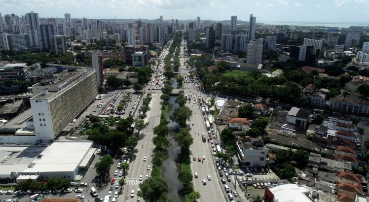 A Agamenon Magalhães é uma das principais vias da capital e corta oito bairros do Recife 