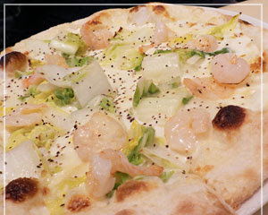 津田沼 「Masseria」にて、新鮮な美味しさの小海老と白菜のクリームピッツァ♪