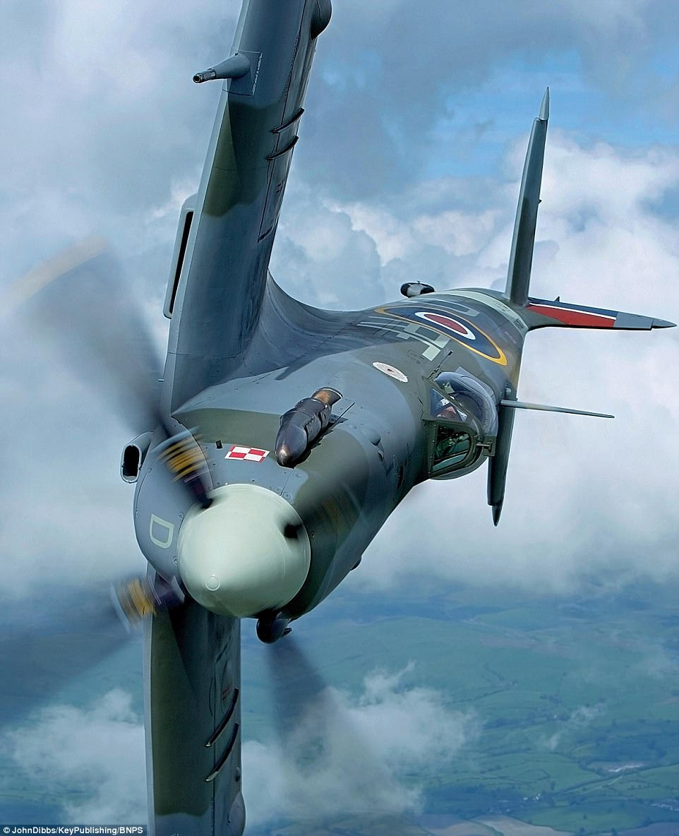 A stunning display of the Spitfire¿s grace and aerobatic skill that made it so brilliantly successful in combat