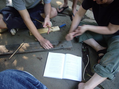 many hands and feet