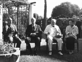 开罗会议与会国领导人：（左起）中国的蒋介石委员长、美国总统罗斯福、英国首相丘吉尔。右侧是蒋介石夫人宋美龄（1943年11月25日）