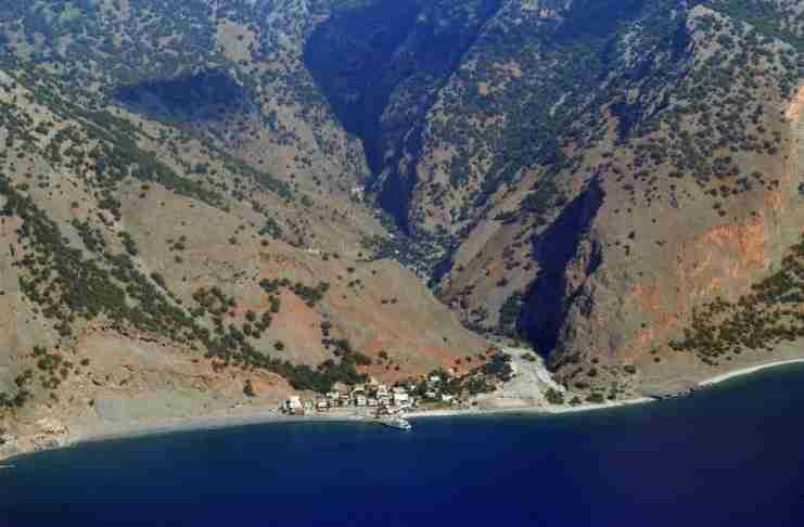 Το απομονωμένο ελληνικό χωριό που για να πας πρέπει να διασχίσεις το μακρύτερο φαράγγι της χώρας