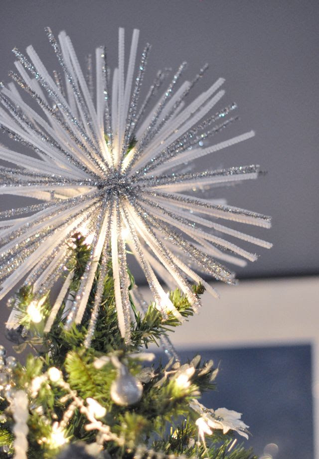 Starburst tree topper out of pipe cleaners. Lots of cheap ideas for a beautiful tree