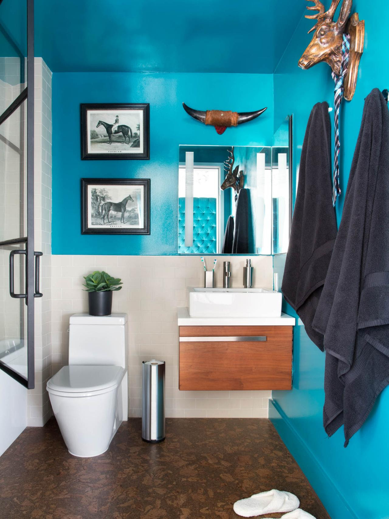 10 Paint Color Ideas for Small Bathrooms | DIY Network ...