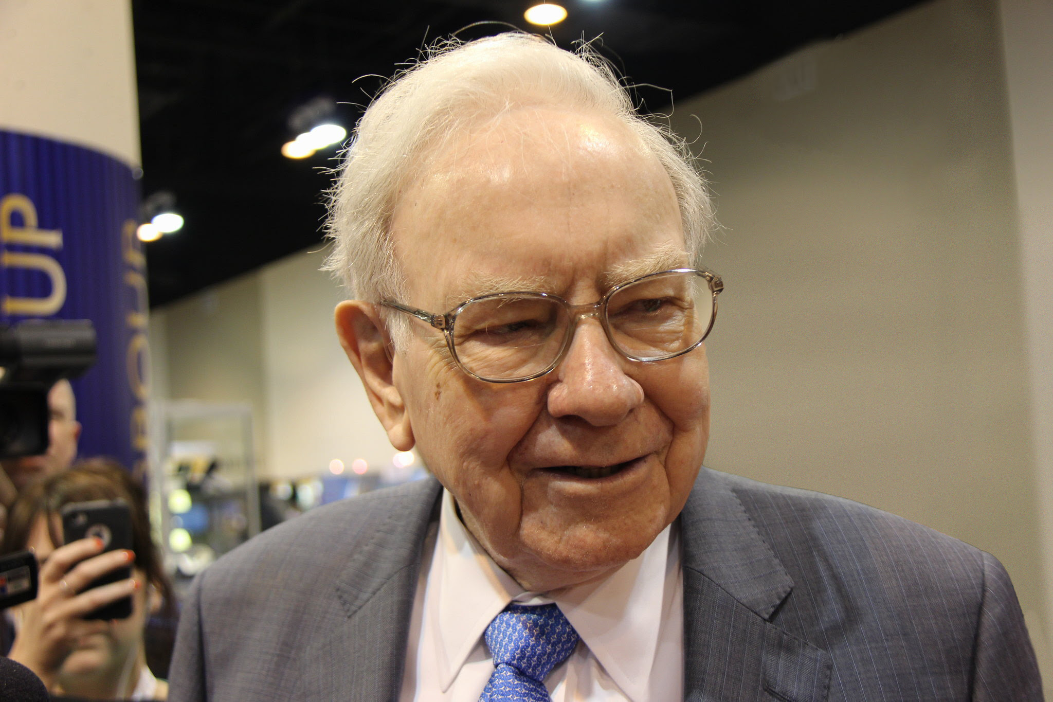 2 Warren Buffett Stocks That Everyone Should Own