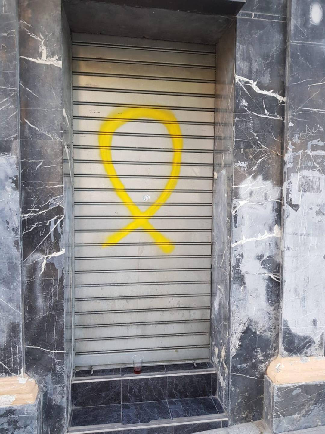 Pintan un lazo amarillo en la entrada a la sede del PP de Irun