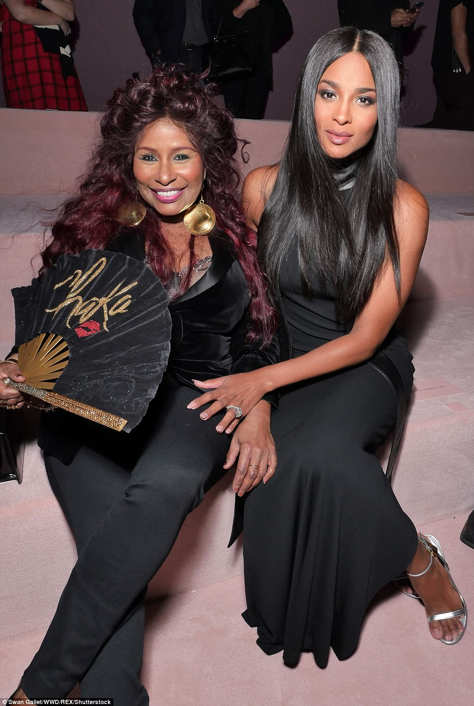 Glittering: Ciara mostrou seu enorme anel de casamento de diamante enquanto posava ao lado de Chaka Khan