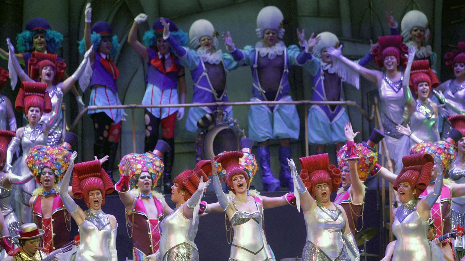 El coro 'La reina de la noche' en uno de sus pases en el escenario del Teatro Falla.