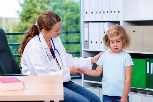 Doctora, niña, consultorio- Cómo preparar a tu hijo para una Kinesiterapia