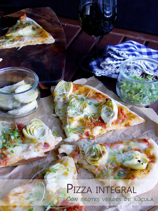 Pizza integral con brotes verdes de rúcula