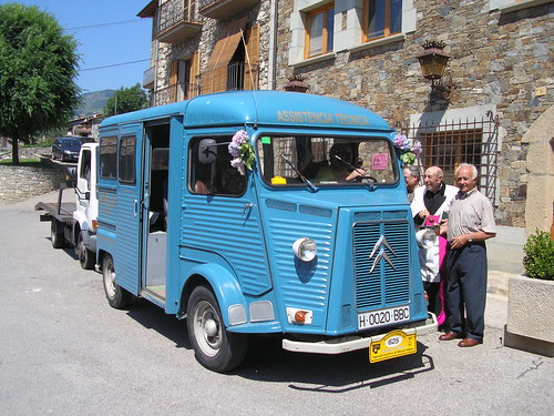 Mossèn Lluís Suriñach celebrant la festivitat de Sant Cristòfol a Llanars (Girona)