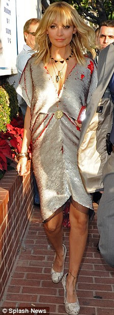 http://i.dailymail.co.uk/i/pix/2011/11/20/article-0-0EDE840400000578-566_224x616.jpg