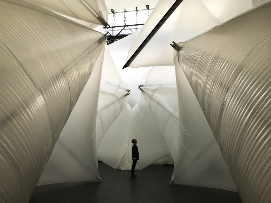 Sergio Prego, High-Rise, 2017. Una respuesta plástica a la nueva arquitectura del museo como ejercicio radical de ocupación. Foto cortesía del CA2M Sergio Prego, High-Rise, 2017. Una respuesta plástica a la nueva arquitectura del museo como ejercicio radical de ocupación. Foto cortesía del CA2M