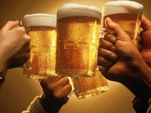 perierga.gr - Το σχήμα του ποτηριού επηρεάζει πόσο θα πιούμε!