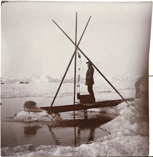 Fridtjof Nansen måler dypvannstemperaturen ved hjelp av vannhenteren.