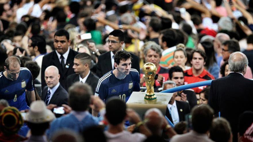 Messi mira la Copa del Mundo tras el final que Argentina perdió ante Alemania. Bao Tailiang/Premio World Press Photo
