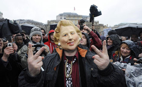 Uno de los manifestantes, con una máscara de Thatcher. | Efe