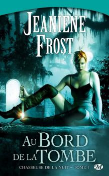 Couverture Chasseuse de la nuit, tome 1 : Au bord de la tombe