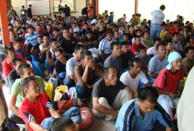 Migrants without permit | source - http://bit.ly/eIhbDD