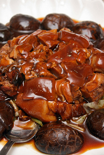 Braised Pig Trotter with Mushrooms in Oyster Sauce