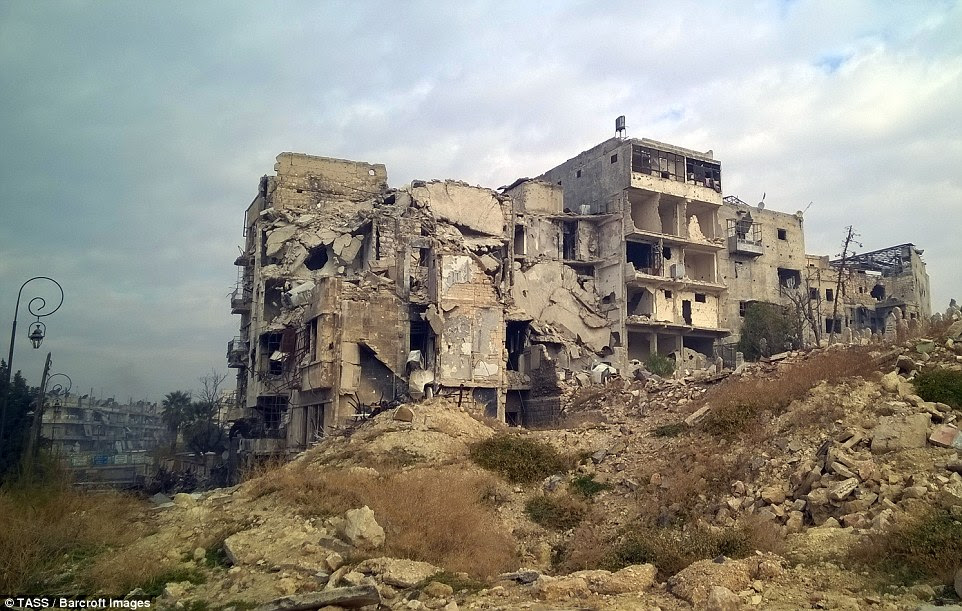 mulheres aterrorizadas em Aleppo começaram a se matar para escapar de ser estuprada por soldados de Assad após o cessar-fogo sírio entrou em colapso, que tem sido afirmado. As fotos mostram como os edifícios foram reduzidos a ruínas