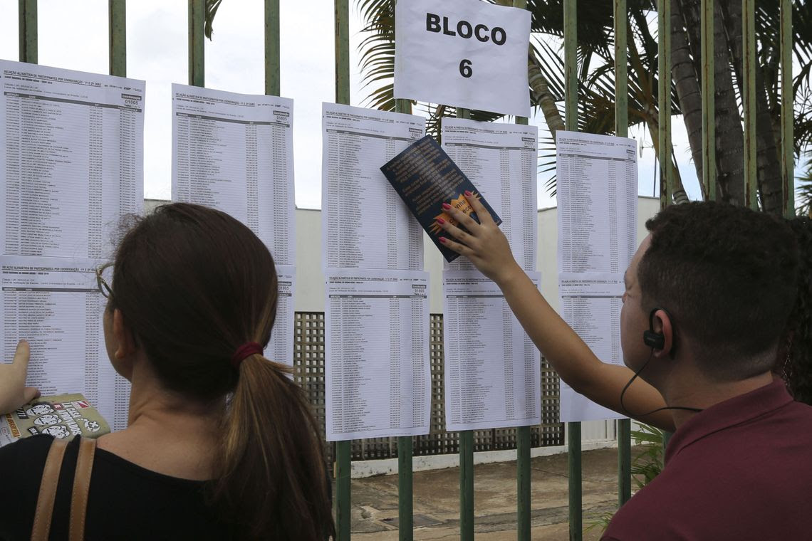Candidatos aguardam abertura do portões do UniCEUB em Brasília, para o primeiro dia de provas do Enem 2018